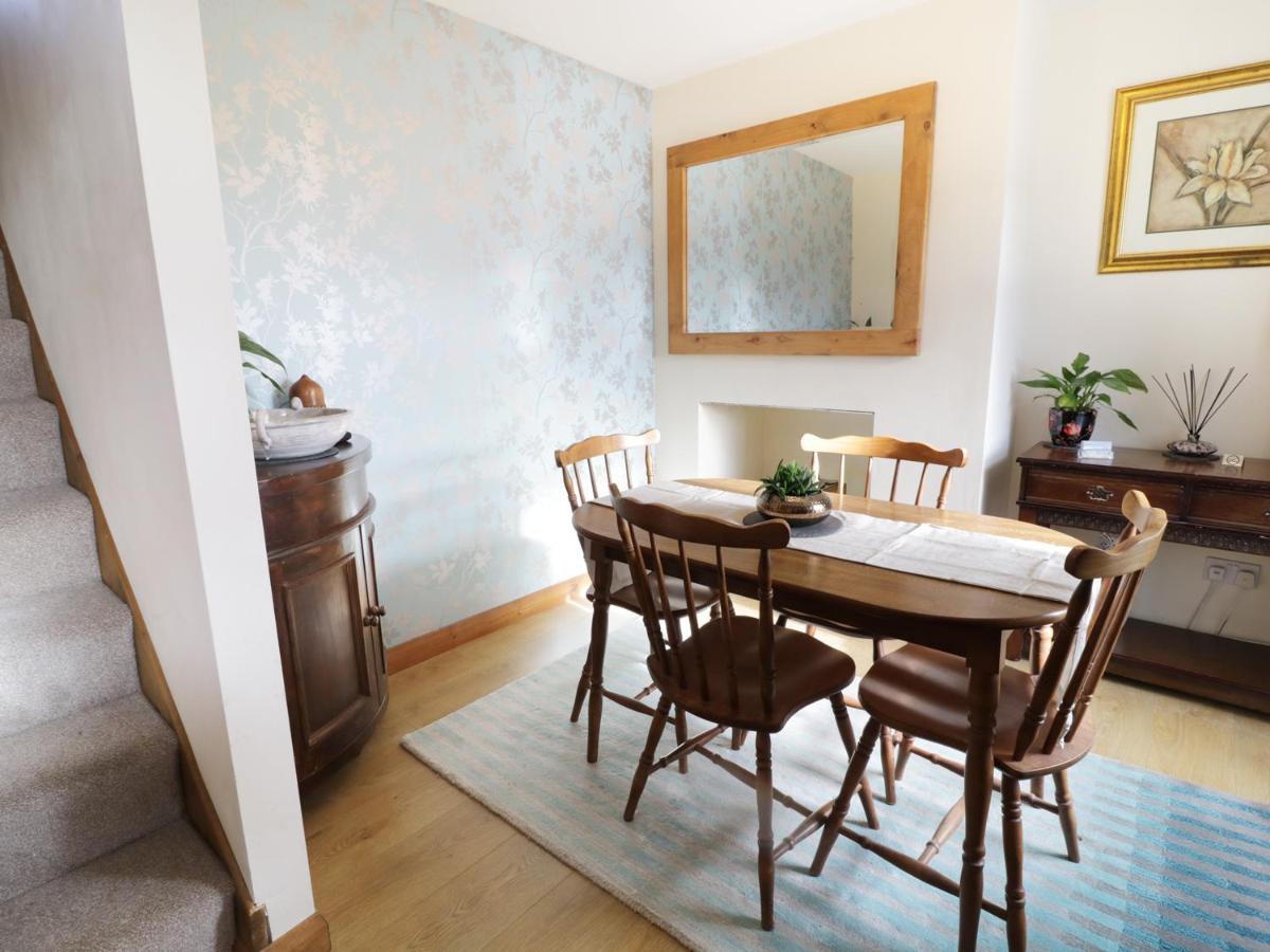 60 Hyfrydle Road * Caernarfon